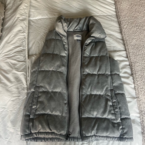 Old navy gray vest size medium :) - Picture 2 of 4